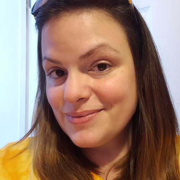 Meet your Posher, Lisa - Picture 2 of 3